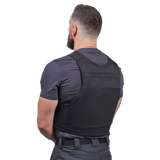 Mand iført Elite Armor Impact stik og skudsikker vest set bagfra