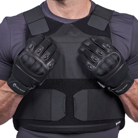 Detaljebillede med Elite Armor Impact vesten og performance Snitsikre Handsker
