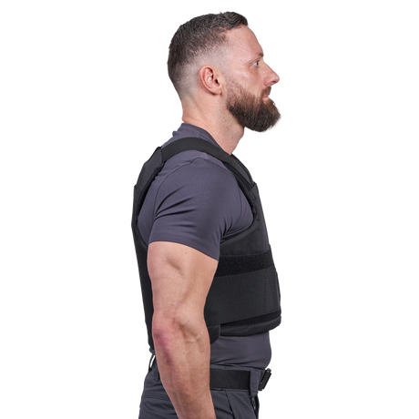 Mand iført Elite Armor Impact stik og skudsikker vest set fra siden i profil
