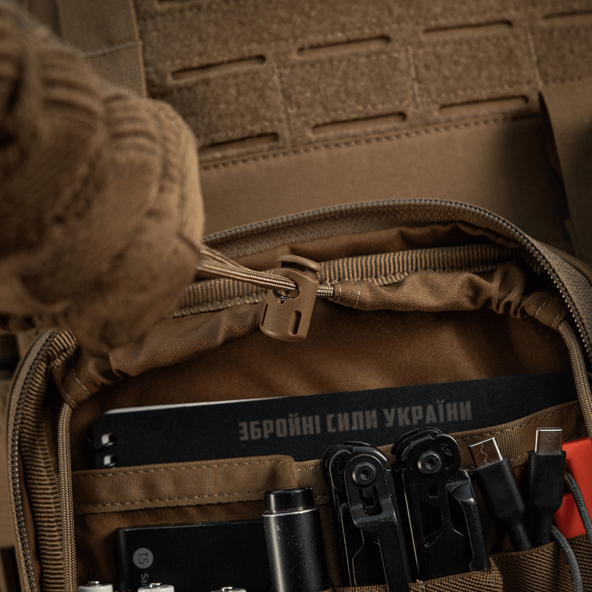 M-Tac organizer pouch Elite med taktisk udstyr og MOLLE-system, set åbnet med praktisk lynlåsåbning.