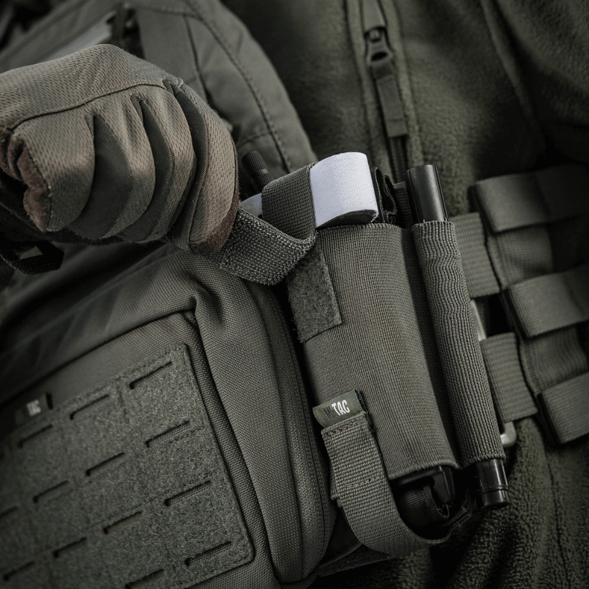 M-Tac Elastisk Tourniquet Holder Gen. III fastgjort til militærudstyr, sikrer C-A-T tourniquet med bred elastik og Texcel-webbing