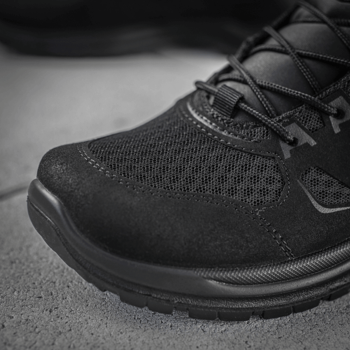 M-Tac Taktiske Sommerstøvler Iva i sort syntetisk nubuck og åndbart mesh til komfort og ventilation under varme forhold.