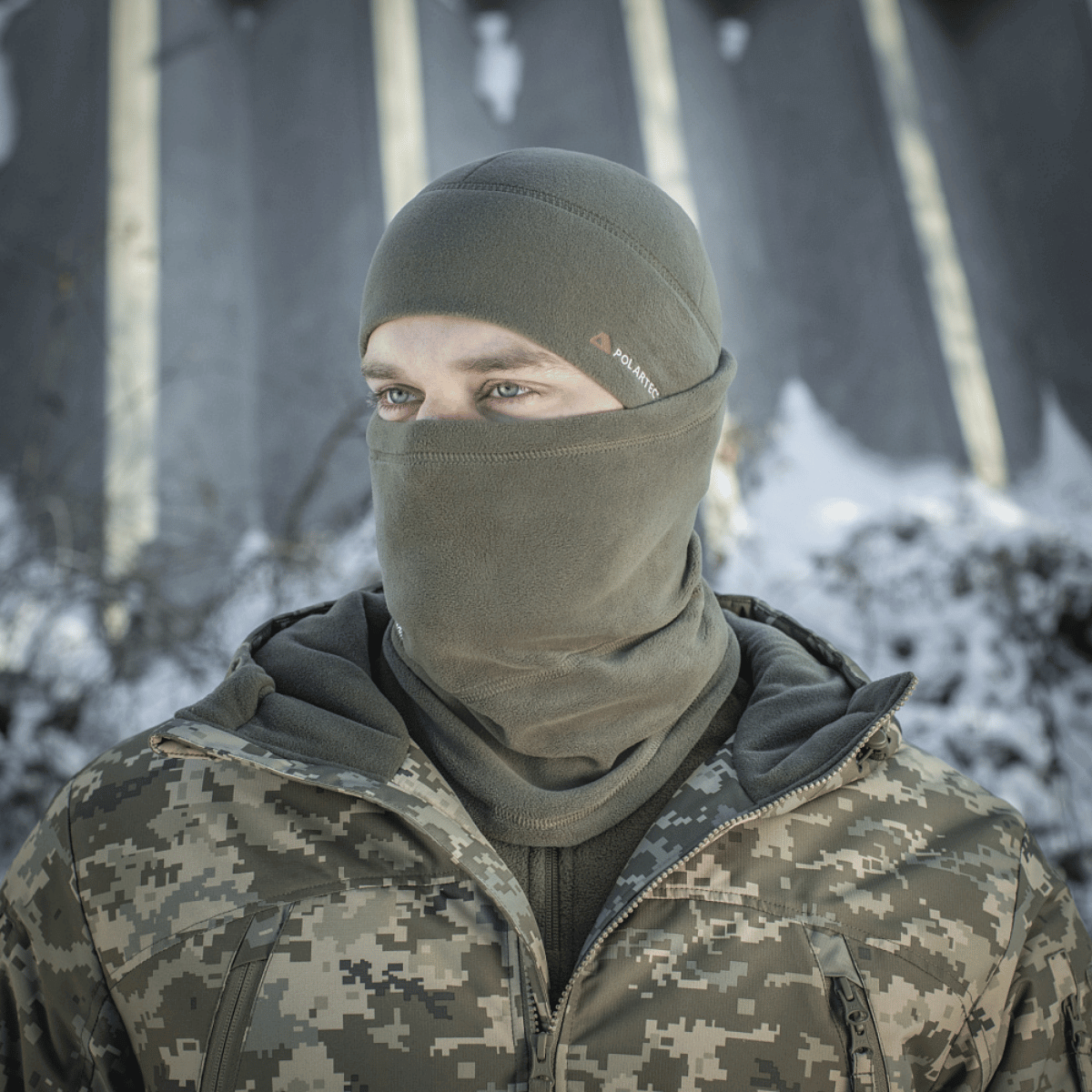 M-Tac Anatomisk Tube Scarf med Snor Polartec i aktion, der beskytter ansigtet mod elementerne, lavet af Polartec® Micro Series fleece