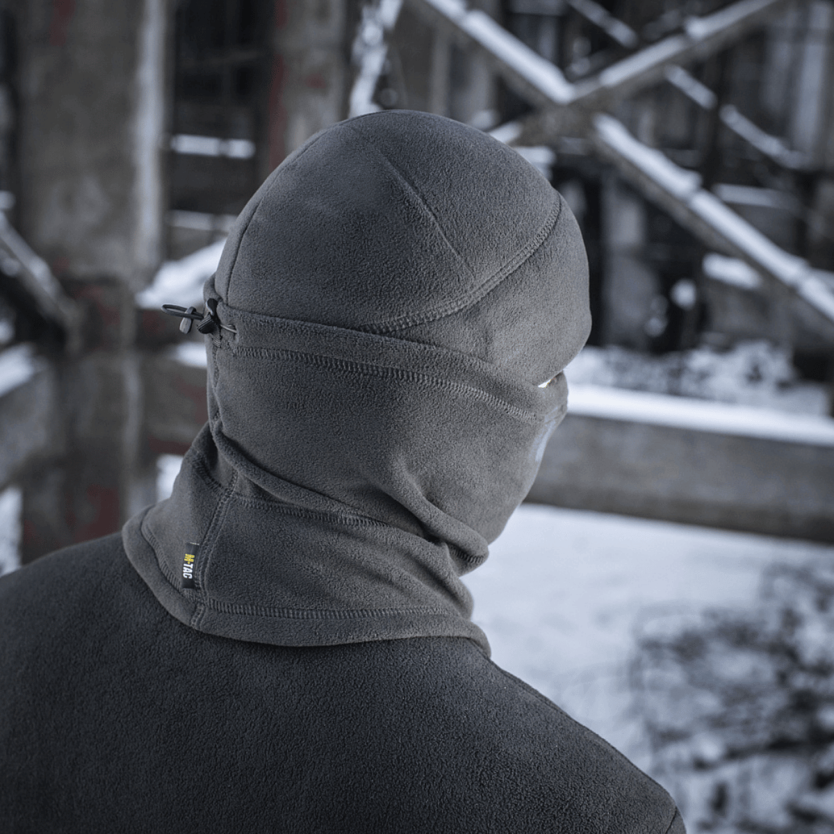 M-Tac Anatomisk Tube Scarf med Snor Polartec i gråt fleece stof, set på person i vintermiljø for optimal varme og komfort.