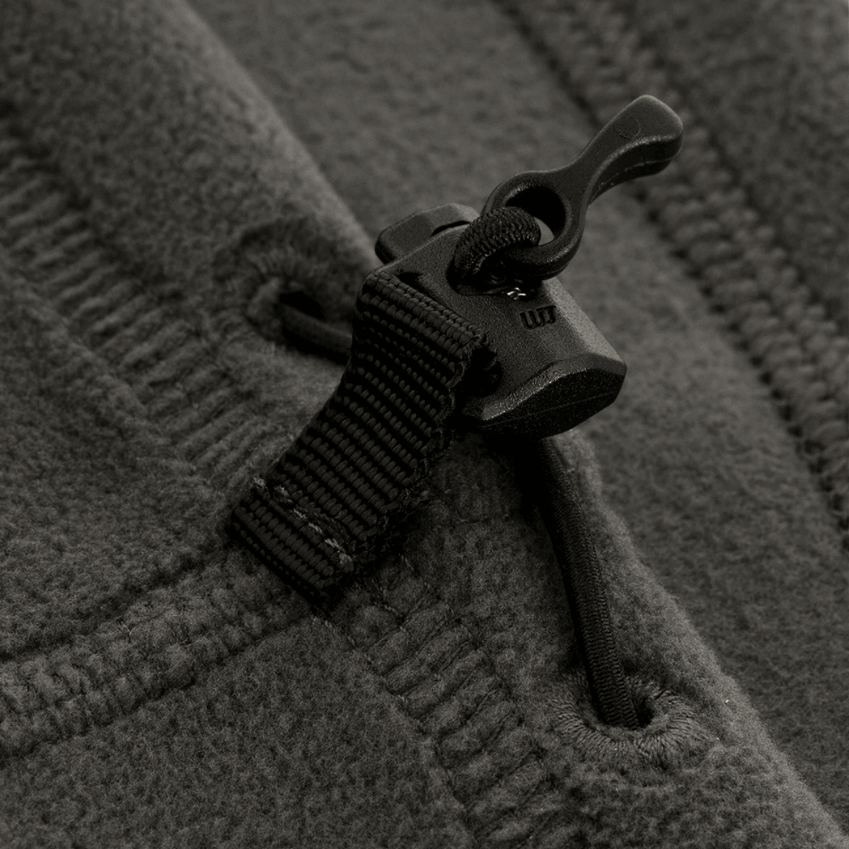 Nærbillede af M-Tac Anatomisk Tube Scarf med Snor Polartec, viser detaljer i fleece-materiale og snorlukning.