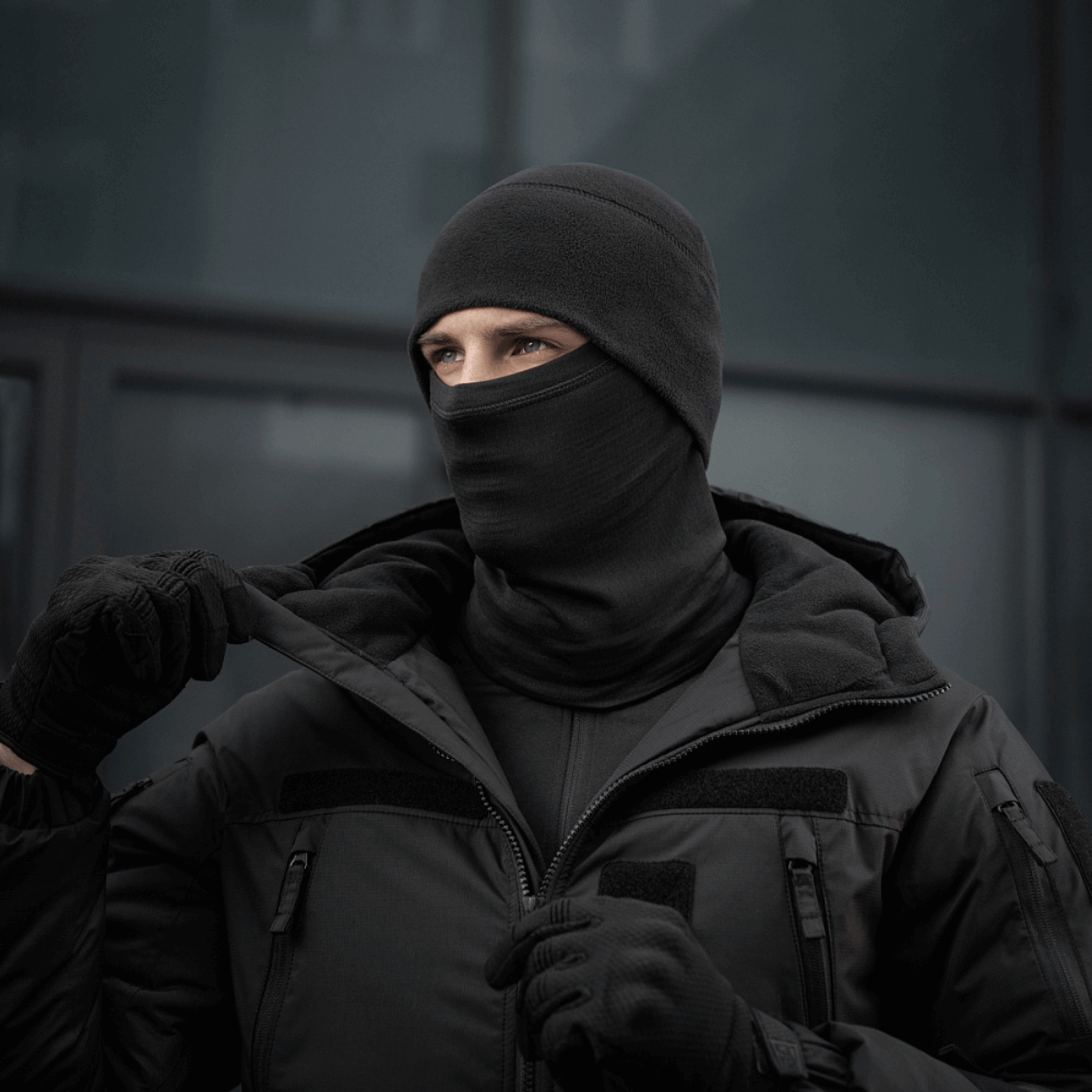 Mand iført M-Tac Tube Scarf Polartec Power Grid for beskyttelse mod koldt vejr