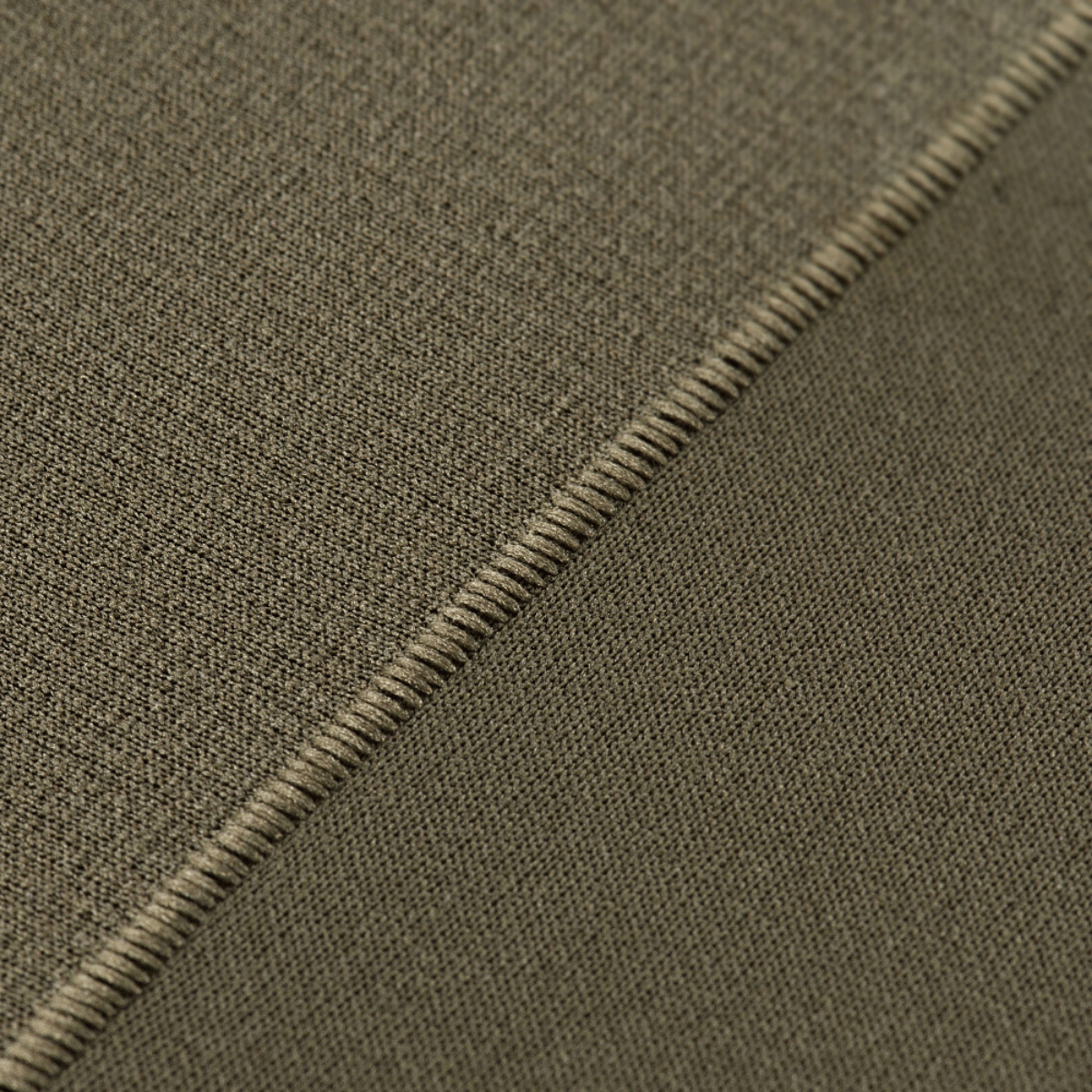 Sømmene på M-Tac Vinter Termobukser 3/4 Baselayer viser flade og holdbare syteknikker, ideel til vinteraktiviteter og komfort.