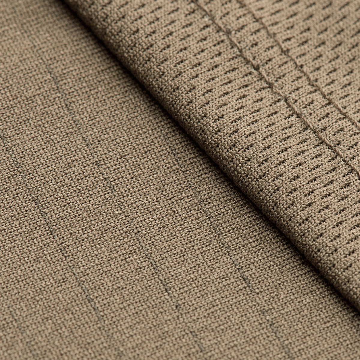 M-Tac Sweat-Wicking T-Shirt Gen.II stofdetalje der viser åndbarhed og antistatisk tråd i 100% polyester materiale.