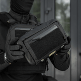 Person holder M-Tac Admin Pouch Large Elite Gen.II, designet til effektiv opbevaring med robuste materialer og modulære tilbehørsmuligheder.