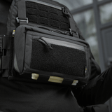 M-Tac Admin Pouch Large Elite Gen.II monteret på rygsæk, fremstillet af Cordura 500D med AquaGuard lynlås og velcro-panel til patches.