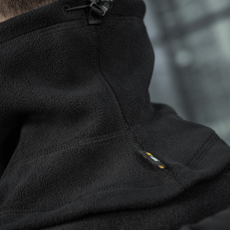 Close-up af M-Tac Anatomisk Snood Justerbar Elite Fleece (320 g/m²) i sort fleece, viser justeringssnøre og slidstærkt materiale.