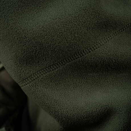 Nærbillede af M-Tac Anatomisk Snood Justerbar Elite Fleece (320 g/m²) detaljer i blødt grønt fleece med syninger.