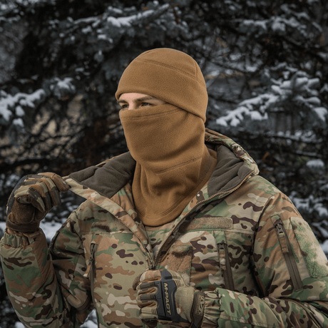 Mand iført M-Tac Anatomisk Snood Justerbar Elite Fleece (320 g/m²) i vintermiljø, viser alsidigheden af multifunktionelt koldtvejrstøj.