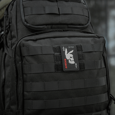 M-Tac Patch Bad Boy (Broderi) med ace of spades motiv på rygsæk i Cordura 500D, symboliserer frihed og mod. Fastgøres med Velcro.