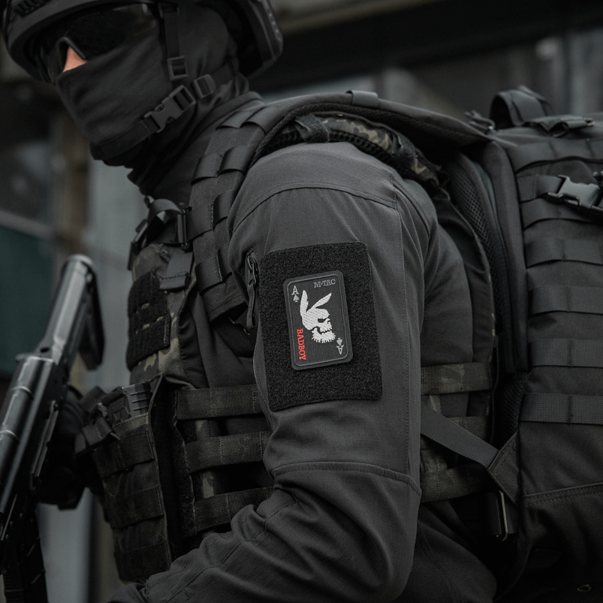M-Tac Patch Bad Boy (Broderi) på uniform, broderet Cordura 500D med es af spar og kaninkranium motiv, symboliserer mod og humor.