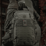 M-Tac Patch Kort Helm of Horror (Broderi) fastgjort til rygsæk i robuste materialer. Historisk vikingesymbol for styrke og sejr, Ægishjálmur.