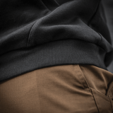 Nærbillede af M-Tac Cotton Raglan Hard Hoodie med brun kængurulomme, der viser tekstur og kvalitet af materialet.