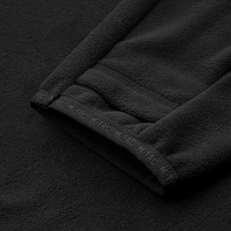 Detalje af M-Tac Delta Fleece Jakke med tommelfingerhuller. Ideel til udendørs aktiviteter i koldt vejr. Materiale: fleece 190 g/m².