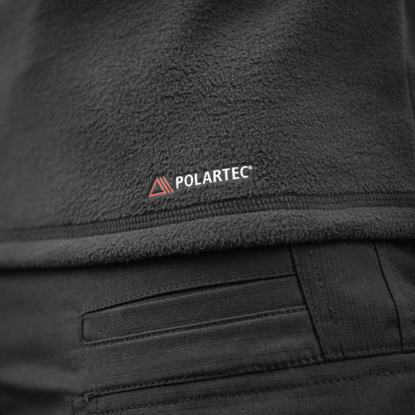 Detalje af M-Tac Delta Polartec Raglan Jakke lavet af Polartec fleece med Polartec logo.