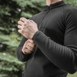 Mand iført sort M-Tac Delta Polartec Raglan Jakke i Micro Series fleece, perfekt til hverdag og udendørs brug, med lynlås og høj krave.