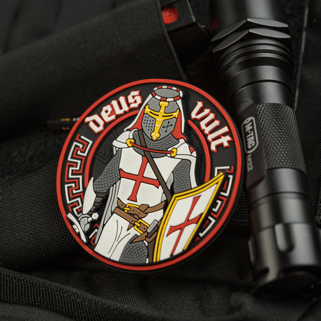 M-Tac Deus Vult 3D PVC Patch med tempelriddermotiv, ideal til militære, airsoft og outdoor aktiviteter. Velcro fastgøring inkluderes.