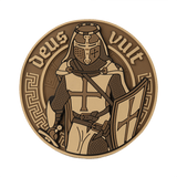 M-Tac Deus Vult 3D PVC Patch i brun med riddermotiv og teksten 'Deus Vult' i 3D-design, ideel til militær og udendørs brug.