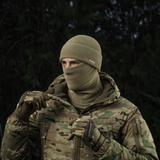 Person iført M-Tac Fleece Polartec Watch Cap i koldt udendørs miljø, perfekt til vinteraktiviteter med kamuflagejakke.