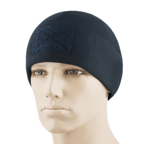 M-Tac Fleece Tactical Watch Cap Beanie m. Patch Panel på mannequin, fleecehue til koldt vejr med panel til patches, let og hurtigtørrende.