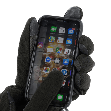 M-Tac Handsker Fleece Thinsulate med touchscreen-funktion bruges til smartphone, viser greb og komfortabelt design.