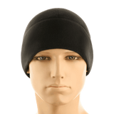 Mand iført M-Tac Fleece Watch Cap Light Polartec Gen II, sort vinterhue, lavet af slidstærk og varm Polartec Micro Series fleece.