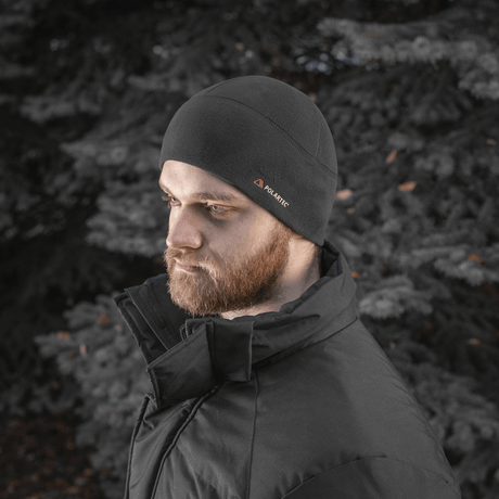 Mand bærer M-Tac Fleece Watch Cap Light Polartec, alsidig vinterhue, lavet af Polartec Micro Series fleece, velegnet til vinterbrug.