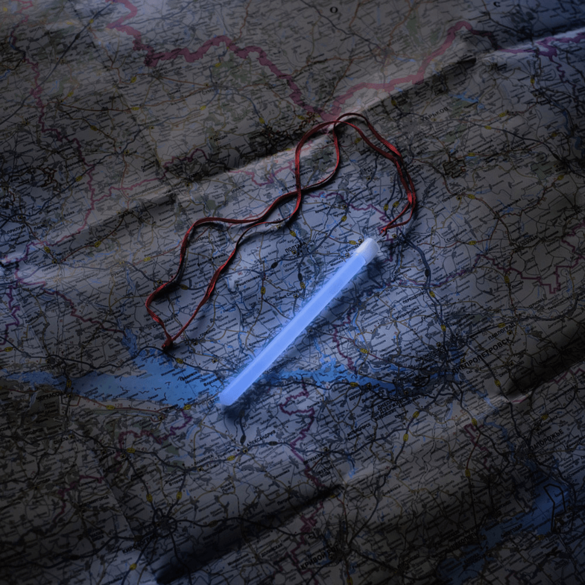 M-Tac Glow Stick 15 cm på et kort, ideel til at oplyse mørke områder og sikre lang holdbarhed i nødsituationer.