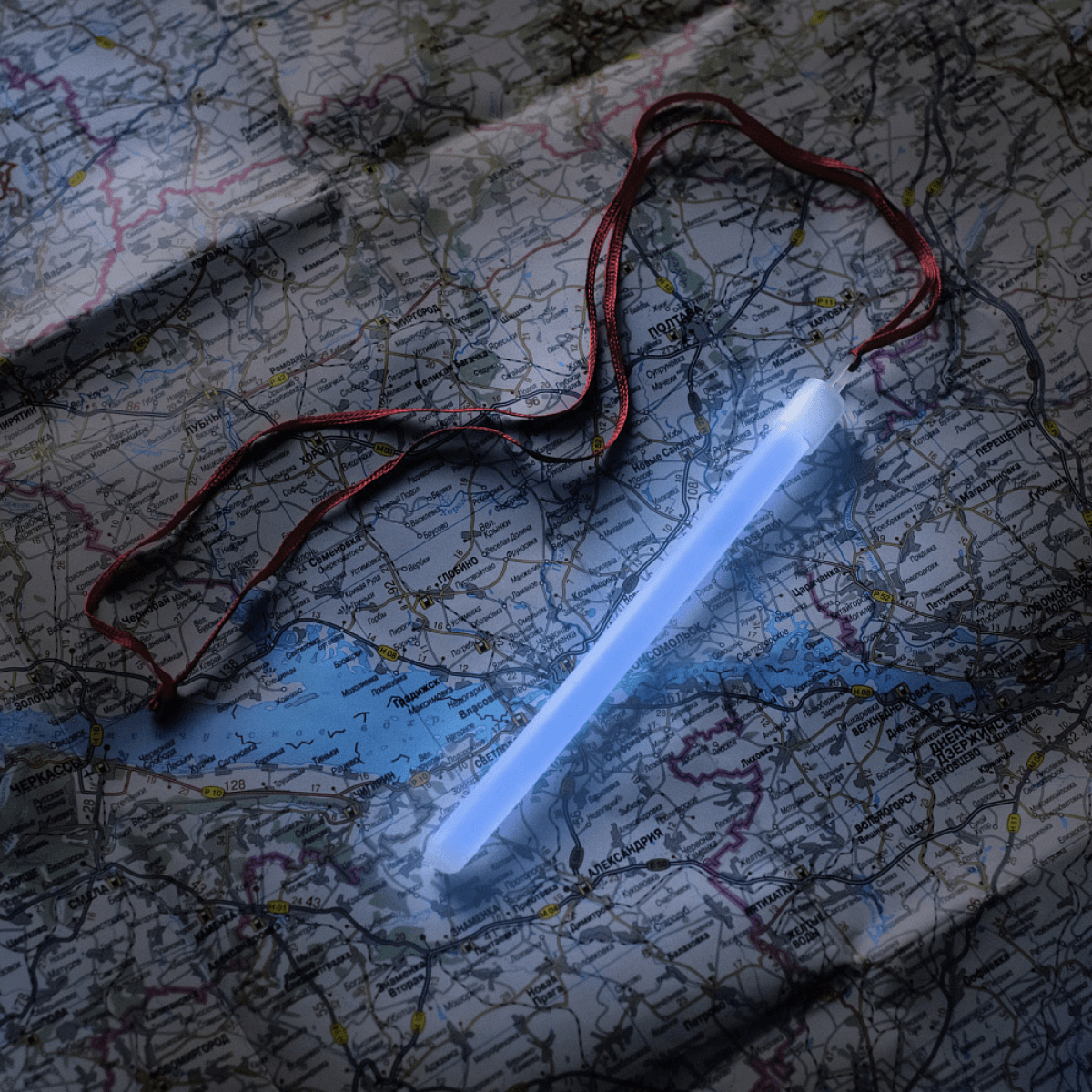 M-Tac Glow Stick 15 cm på et kort, viser alsidig brug til nødsituationer og signalering, lyser uden elektricitet.