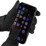 M-Tac Handsker A30 anvendes med smartphone, viser touchscreen-kompatibilitet og holdbar microfiber design, perfekt til træning.