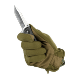 M-Tac Handsker Scout Tactical Mk.2 i brug med kniv, viser slidstærk syntetisk lædergreb, fleksibilitet og hurtig tørringsegenskaber
