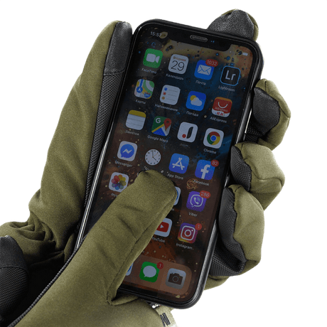 M-Tac Handsker Soft Shell Thinsulate viser touchscreen-kompatibilitet med smartphone i udendørs miljø.