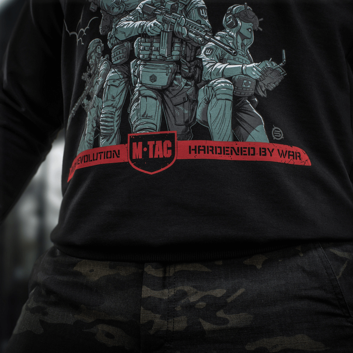 M-Tac Hoodie Freedom med militært design og MagnaColours® tryk, ideel til friluftsliv. Bomuld og elastan for fleksibilitet.