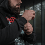 Mand iført M-Tac Hoodie Freedom justerer manchet i stilfuldt design, ideel til hverdag og friluftsliv. Hætte justerbar, print modstår falmning.