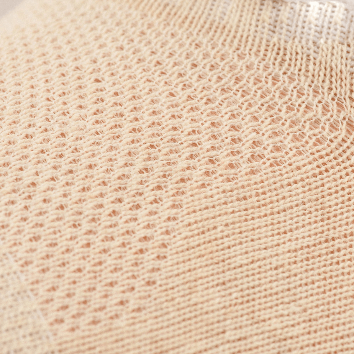 Tæt på billedet af åndbart net design af M-Tac Let Sommersokker til løb og udendørs aktiviteter.