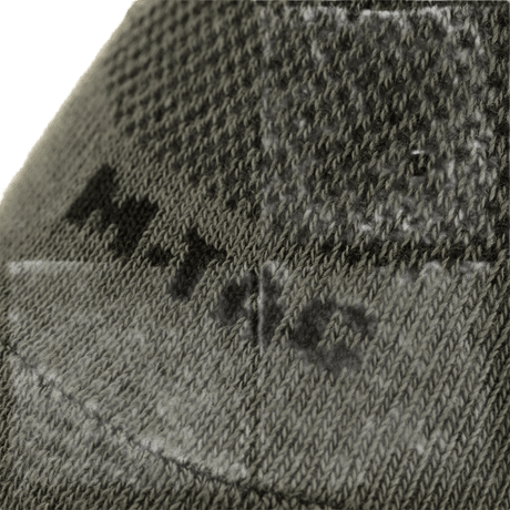 Close-up af M-Tac Let Sommersokker i åndbart materiale til løb og sport, 85% bomuld, ergonomisk designet.
