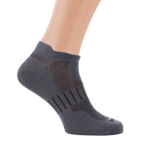 M-Tac Let Sportsokker i grå farve, designet til komfortabel løb og udendørsaktiviteter, åndbart og elastisk materiale, perfekt pasform.
