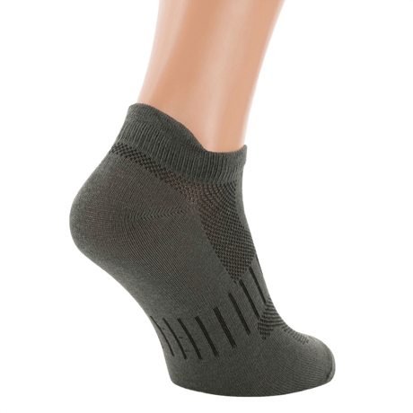 M-Tac Let Sportsokker i åndbart materiale til løb og sport, vises på en fod med elastisk kant for optimal pasform og komfort.