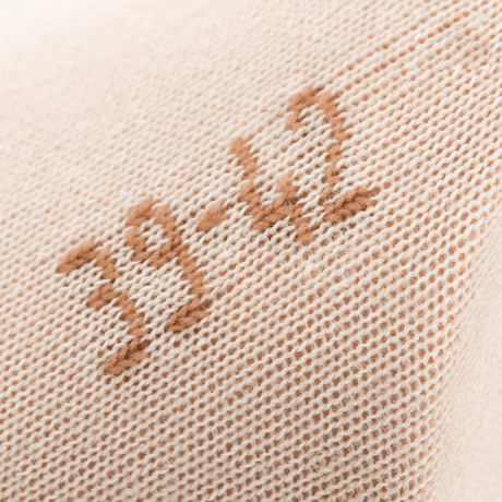 Størrelsesmærkning på tekstur af M-Tac Let Sportsokker i beige med størrelse 39-42 angivet.