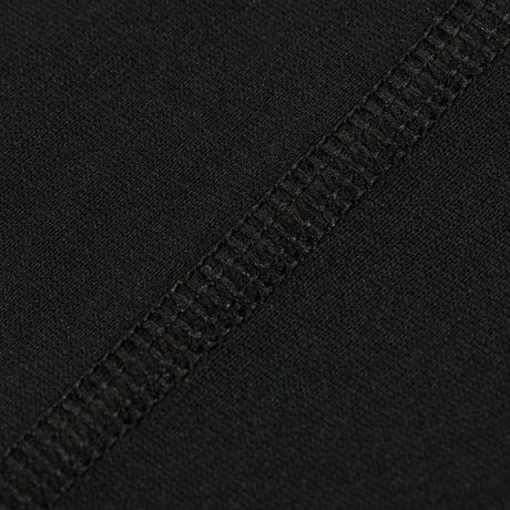 Nærbillede af M-Tac Level I Polartec Thermal Shirt med flade sømme og Power Dry® materiale, der fremmer termoregulering og komfort