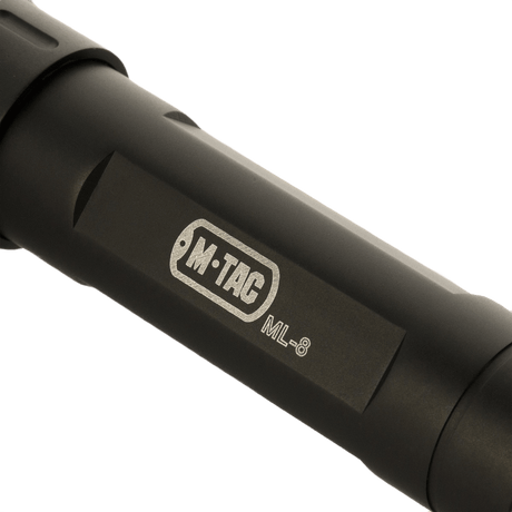 Kraftfuld M-Tac Lommelygte ML-8 lavet af anodiseret aluminium, ideel til udendørs brug, støv- og vandbeskyttet, op til 800 lumen.