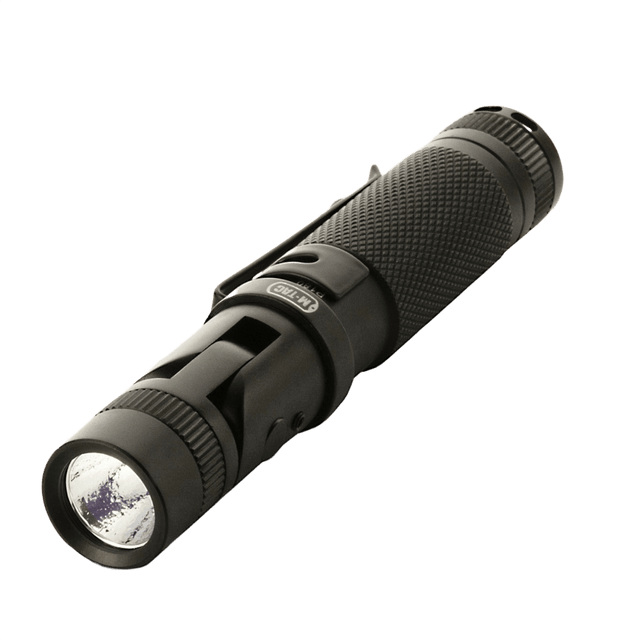 M-Tac Lommelygte P180 med justerbar lysretning og aluminiumdesign, velegnet til brystlomme eller rygsæk, LED CREE XPG2, op til 50.000 timers levetid.