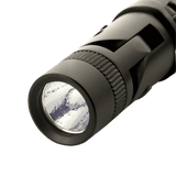 Nærbillede af M-Tac Lommelygte P180 med justerbart lys og CREE XPG2 LED, flashlight i aluminium med op til 140 lumen og AA-batteri strømforsyning.