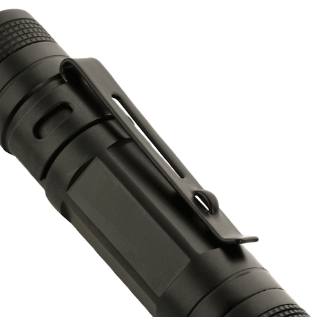 Nærbillede af M-Tac Lommelygte P21 i sort aluminium, kompakt design, ideel til EDC-kit. Cree XR-E P4-WC LED, op til 130 lumen, AA-batteri.