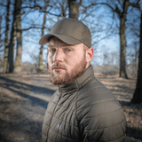 Mand bærer M-Tac Mesh Flex Ripstop Baseball Cap, der giver fremragende ventilation og komfort under udendørs aktiviteter.