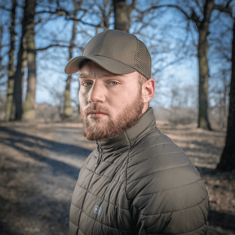 Mand bærer M-Tac Mesh Flex Ripstop Baseball Cap, der giver fremragende ventilation og komfort under udendørs aktiviteter.